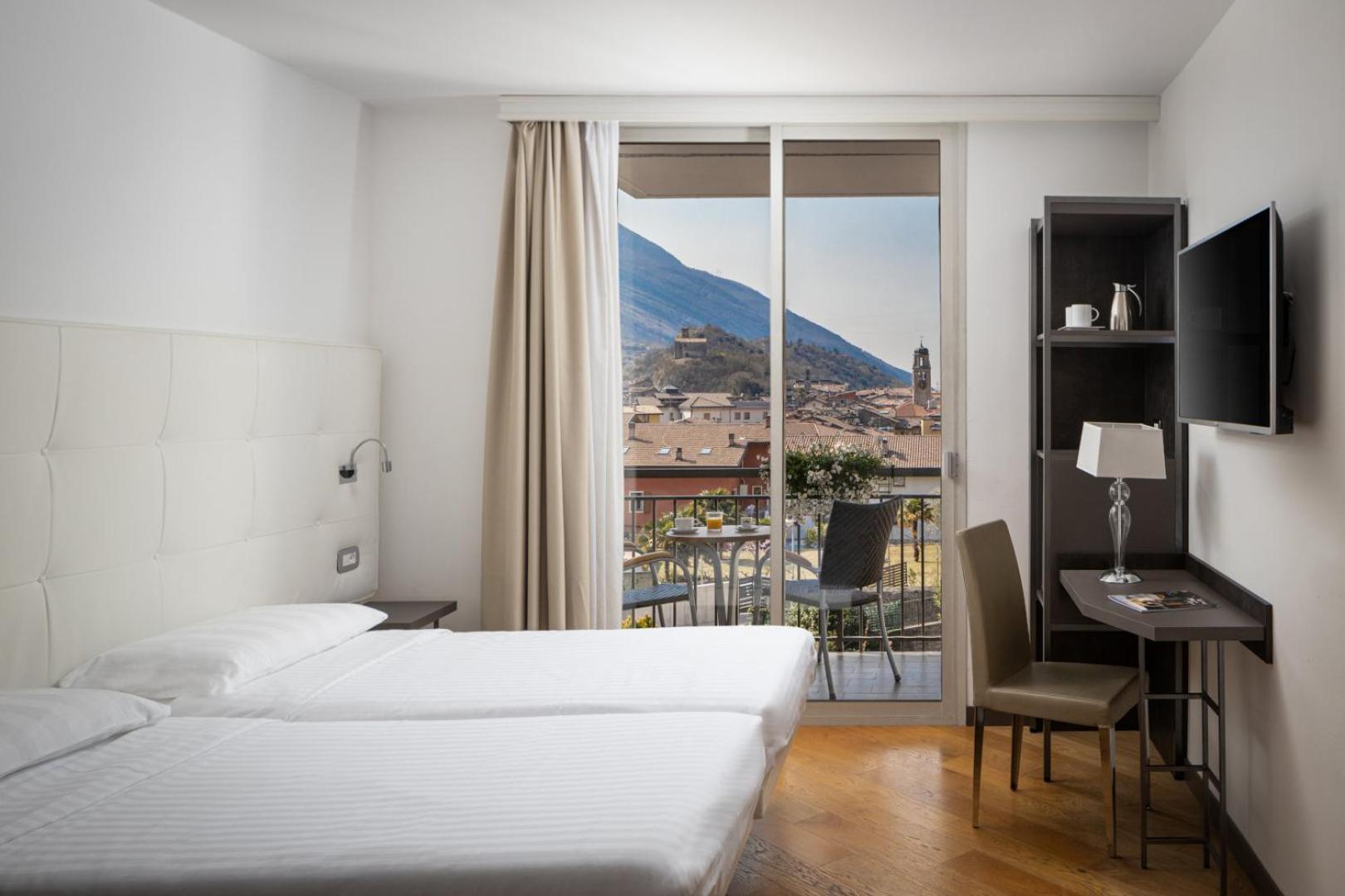 Hotel Continental - Tonelli Hotels Torbole Sul Garda Екстериор снимка