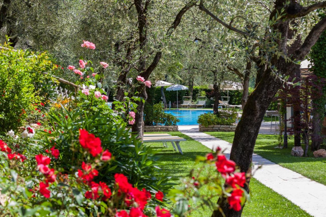 Hotel Continental - Tonelli Hotels Torbole Sul Garda Екстериор снимка