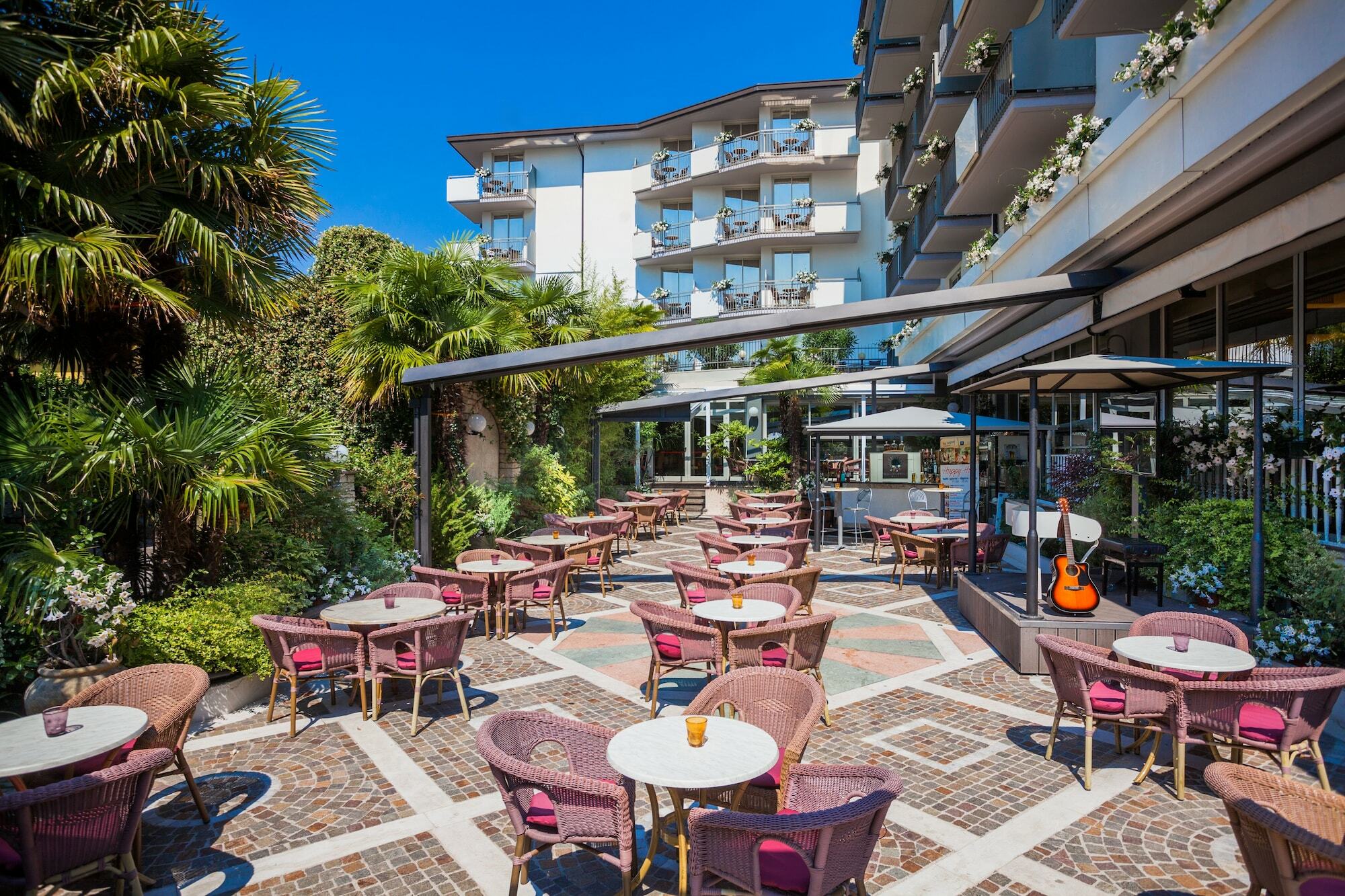 Hotel Continental - Tonelli Hotels Torbole Sul Garda Екстериор снимка